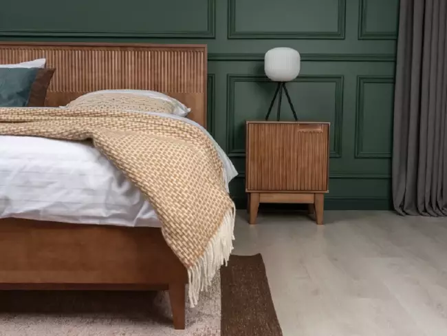 Кровать Tempo из массива дерева с высокими ножками